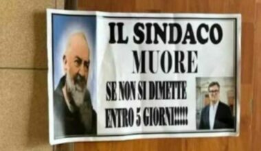 il manifesto funebre trovato in un ufficio del Comune