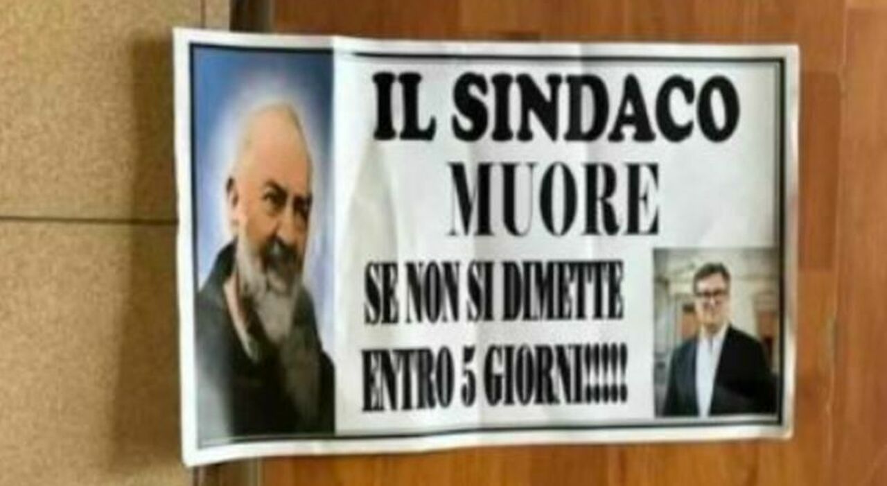 il manifesto funebre trovato in un ufficio del Comune