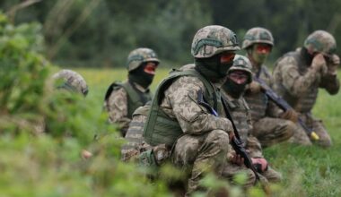 La Francia invia 2.000 militari in Ucraina per «sostenere Kiev». Gli 007 russi: è allarmante