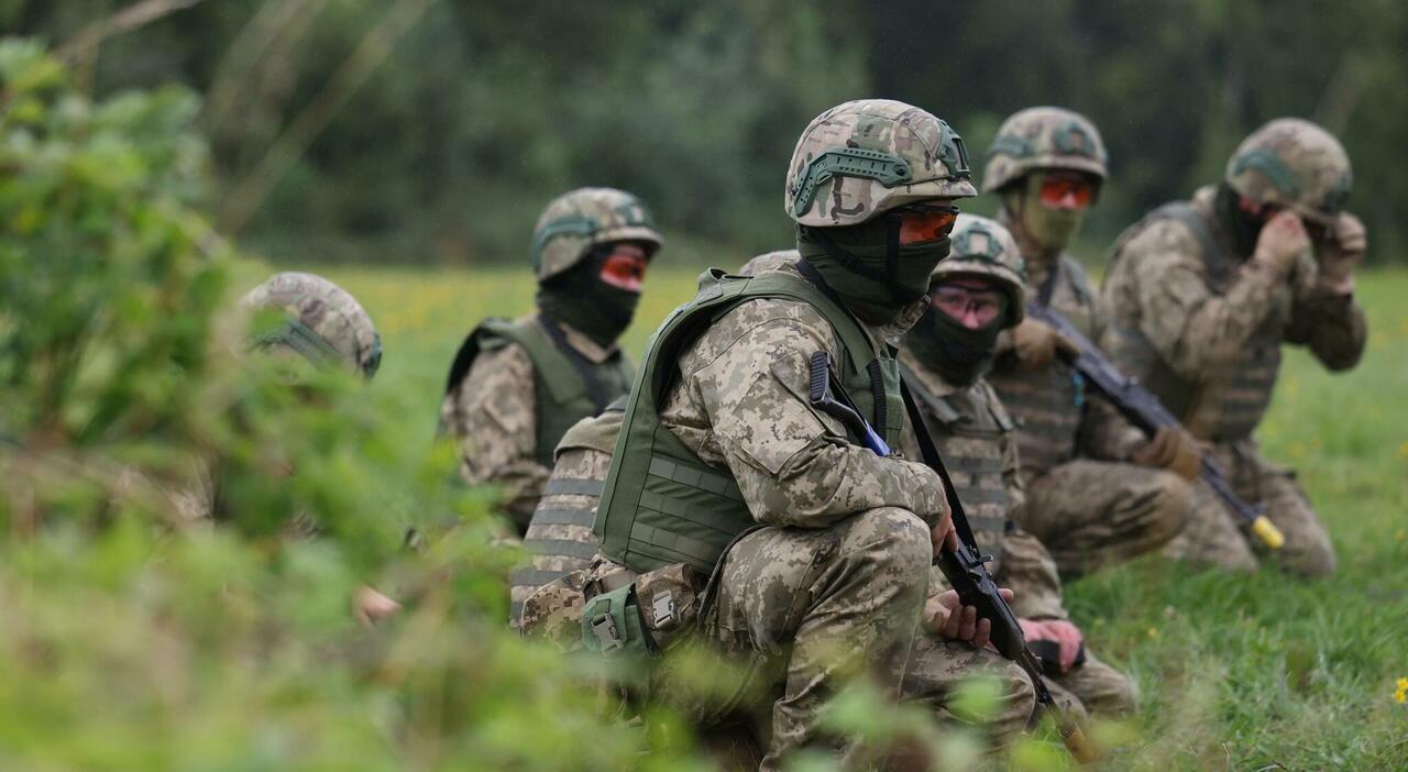 La Francia invia 2.000 militari in Ucraina per «sostenere Kiev». Gli 007 russi: è allarmante