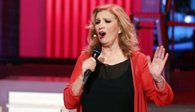 Iva Zanicchi, incidente durante la registazione di Belve: «È caduta in studio»