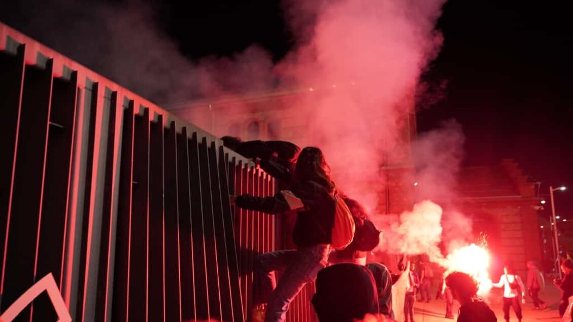 Proteste nelle città, a Torino devastate le Officine. Scontri a Bologna, stop ai treni. Tensioni a Napoli e Firenze - Notizie
