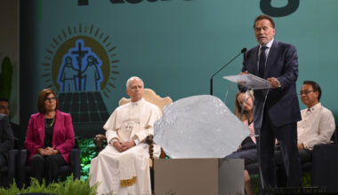 Schwarzenegger scherza con il Papa: 'E' un eroe anche senza muscoli' - Notizie