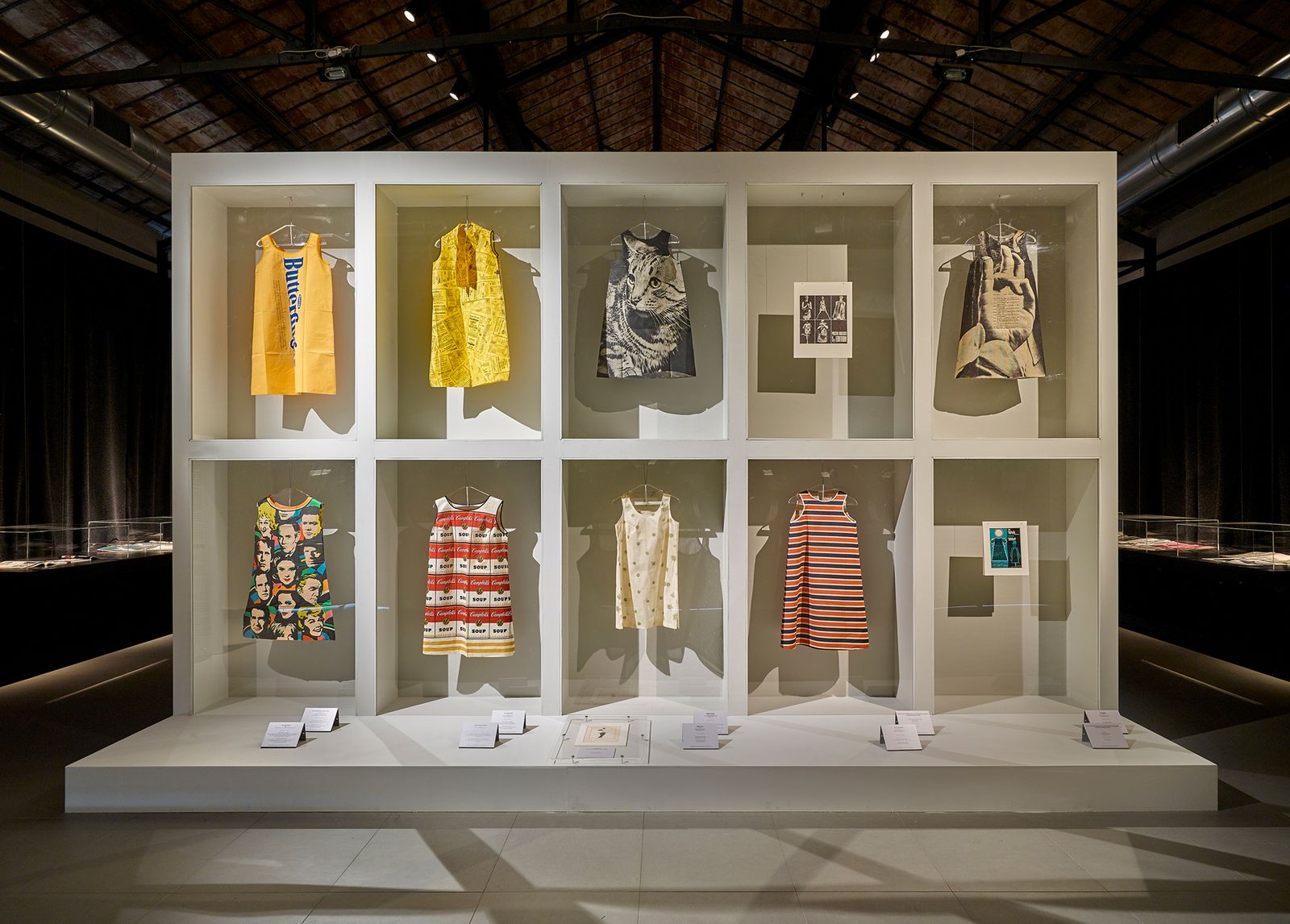 Abiti di carta alla mostra Mr amp Mrs Clark. Ossie Clark and Celia Birtwell. Fashion and Prints Museo del Tessuto Prato.