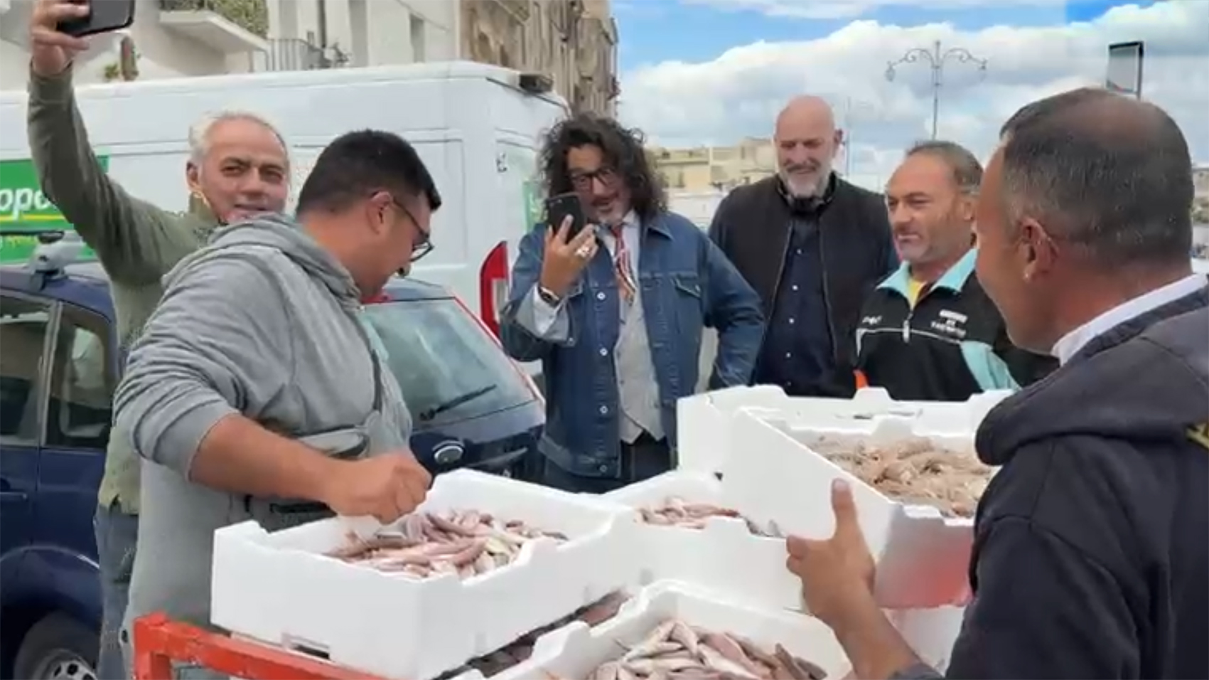 Il pescato tarantino conquista Alessandro Borghese durante le riprese di “4 Ristoranti”