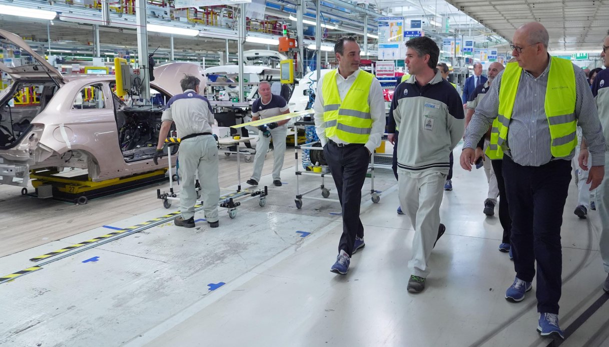 Filosa rassicura l'Italia su Stellantis, ma attacca l'Europa: "Norme troppo restrittive"