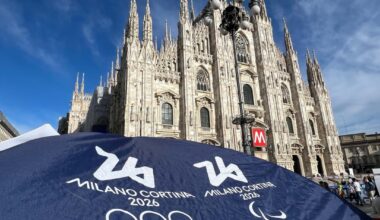 In foto un gazebo di Milano Cortina 2026 e sullo sfondo il Duomo, protagonisti dell’edizione 2025 di BookCity Milano