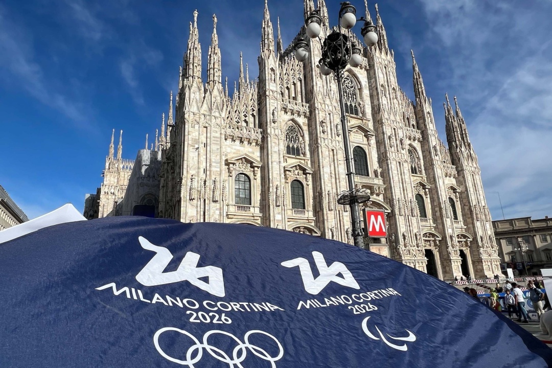 In foto un gazebo di Milano Cortina 2026 e sullo sfondo il Duomo, protagonisti dell’edizione 2025 di BookCity Milano