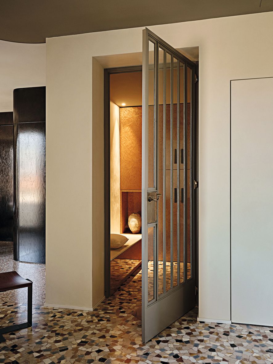 Porta in ferro pavimento terrazzo ingresso