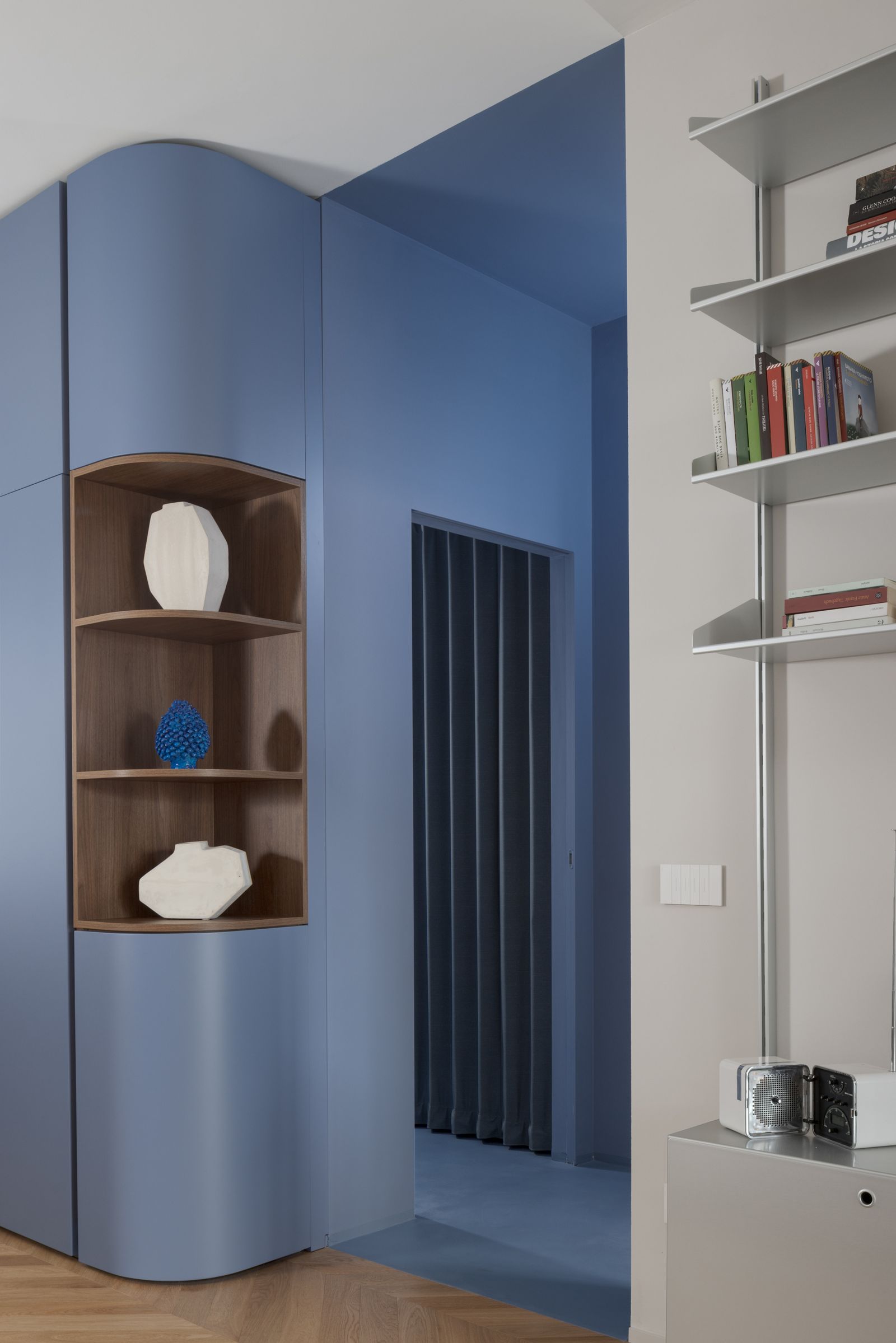 parete tonda azzurra