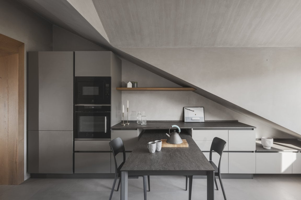 Da un sottotetto abbandonato nasce un loft vista lago dall’atmosfera minimale e rarefatta