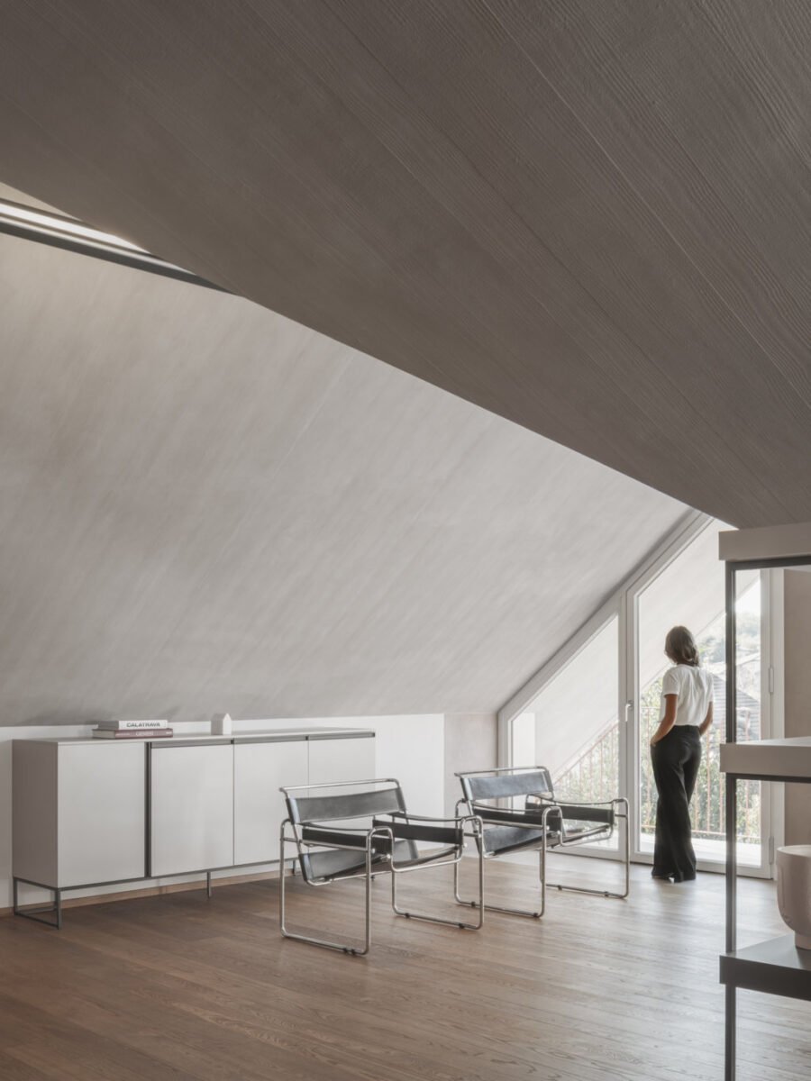 Da un sottotetto abbandonato nasce un loft vista lago dall’atmosfera minimale e rarefatta