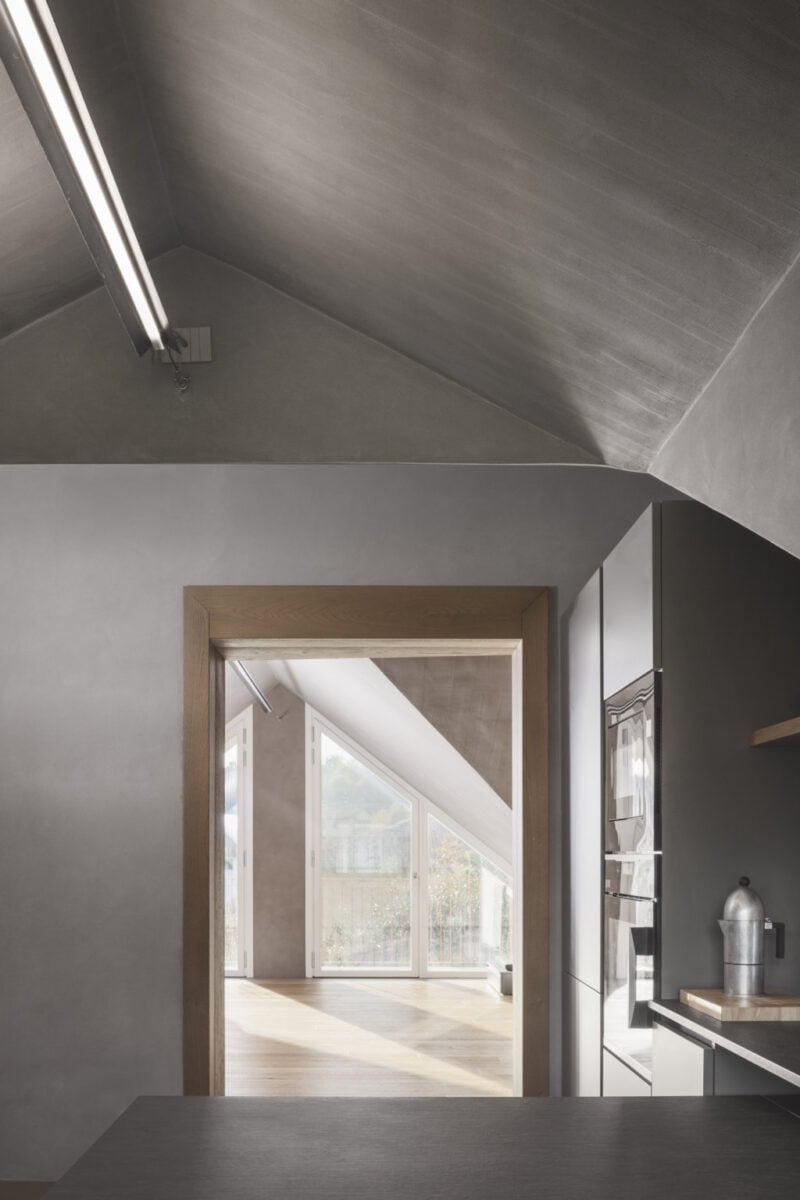 Da un sottotetto abbandonato nasce un loft vista lago dall’atmosfera minimale e rarefatta