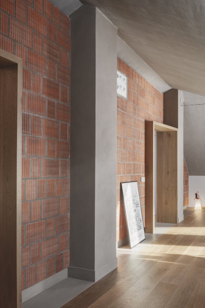 Da un sottotetto abbandonato nasce un loft vista lago dall’atmosfera minimale e rarefatta