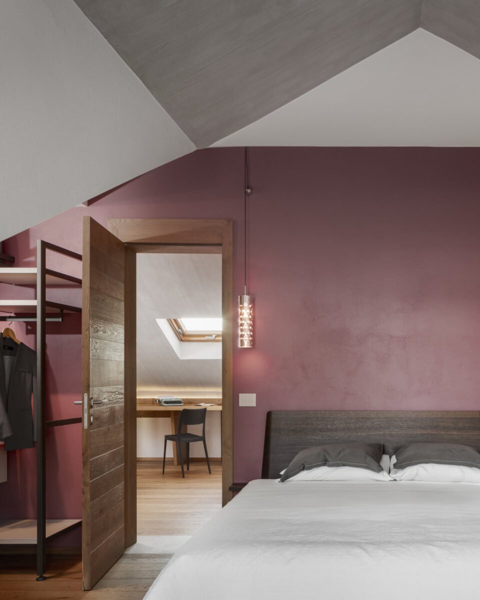 Da un sottotetto abbandonato nasce un loft vista lago dall’atmosfera minimale e rarefatta
