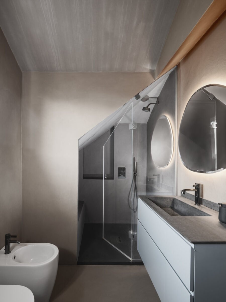 Da un sottotetto abbandonato nasce un loft vista lago dall’atmosfera minimale e rarefatta