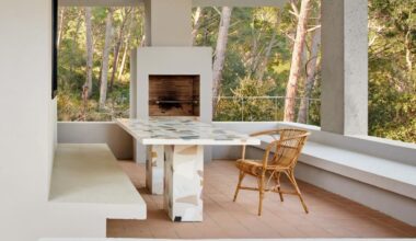 Una casa mediterranea fra i pini per godersi l’inizio dell’autunno in riva al mare