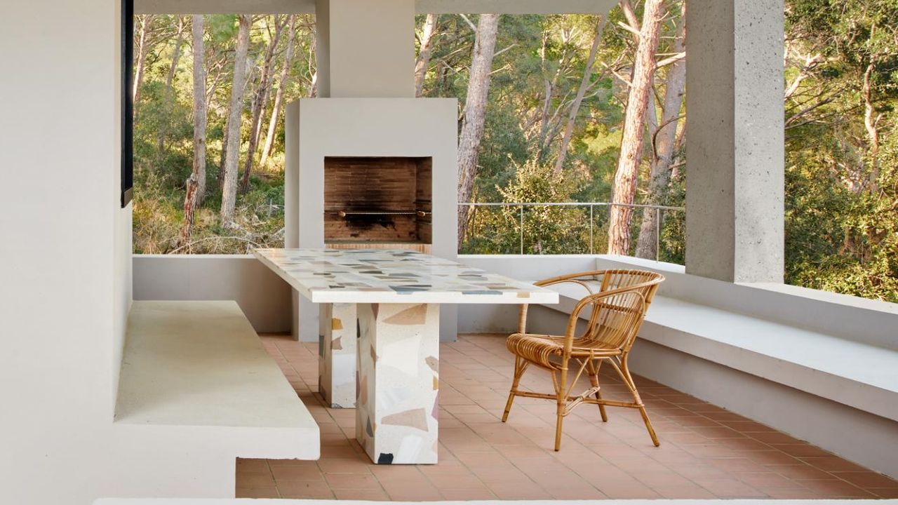 Una casa mediterranea fra i pini per godersi l’inizio dell’autunno in riva al mare