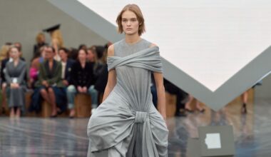 Alla sfilata Dior, la Bar Jacket aerea, gli abiti con maxi panier, e il cappotto sbagliato. Al suo debutto Donna, Jonathan Anderson reinventa i codici della maison
