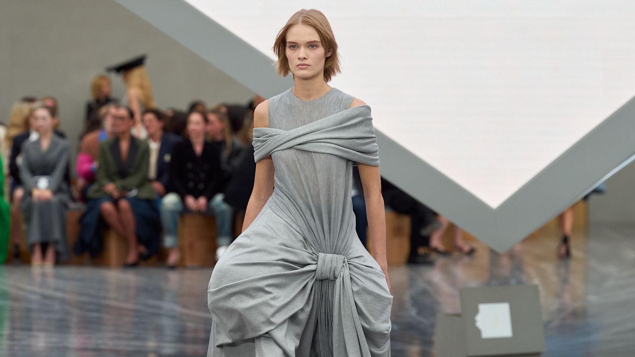 Alla sfilata Dior, la Bar Jacket aerea, gli abiti con maxi panier, e il cappotto sbagliato. Al suo debutto Donna, Jonathan Anderson reinventa i codici della maison