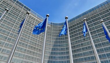 COVID-19: la Commissione firma un contratto di aggiudicazione congiunta per vaccini allo scopo di garantire la preparazione e la protezione dei cittadini prima della stagione invernale