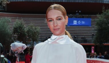Cristiana Capotondi alla Festa del Cinema di Roma 2025 con la blusa indossata al contrario e la gonna sottoveste