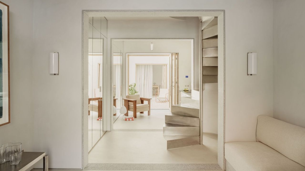 Una casa a Madrid in cui il blu articola gli spazi