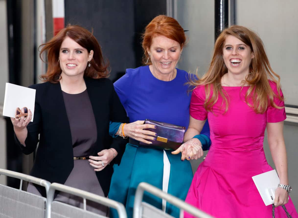 Cosa succede a Sarah Ferguson e alle principesse Beatrice ed Eugenia con la perdita dei titoli di Andrea