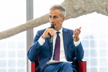 In foto l’assessore regionale all’Università, Alessandro Fermi protagonista in piazza Città di Lombardia con Salute Donne del mese della prevenzione, ‘Ottobre in rosa’