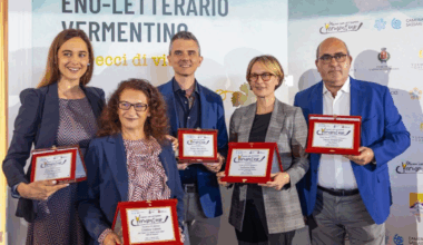 Cristina Caboni vince il Premio eno-letterario Vermentino 2025 con “La ragazza senza radici”