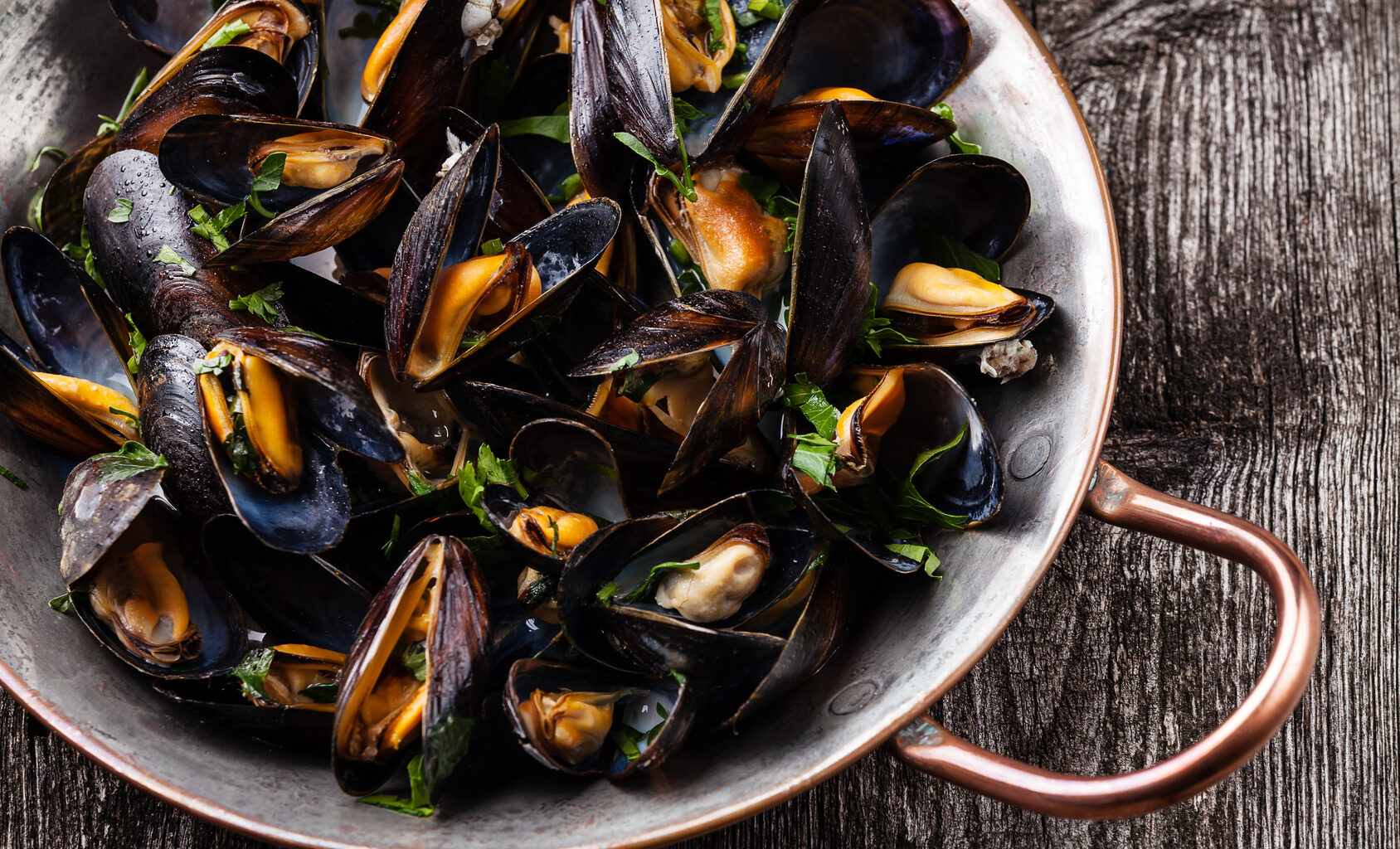 Cozze o mitili in una pentola