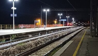 Tragedia sui binari: un morto, treni fermi