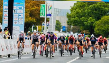 Tour of Chongming Island 2025, Georgia Baker vince la prima tappa dopo il declassamento di Kathrina Schweinberger