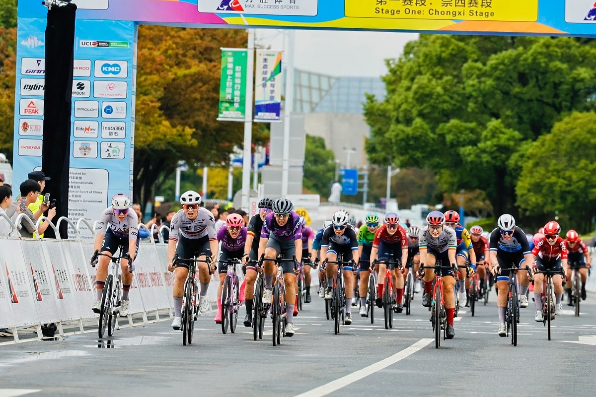 Tour of Chongming Island 2025, Georgia Baker vince la prima tappa dopo il declassamento di Kathrina Schweinberger