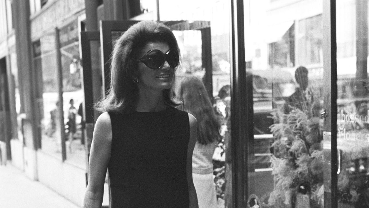 La Jackie 1961 e il monogram: perché la moda è ossessionata dall'heritage? Così sta recuperando potere, identità (e budget)