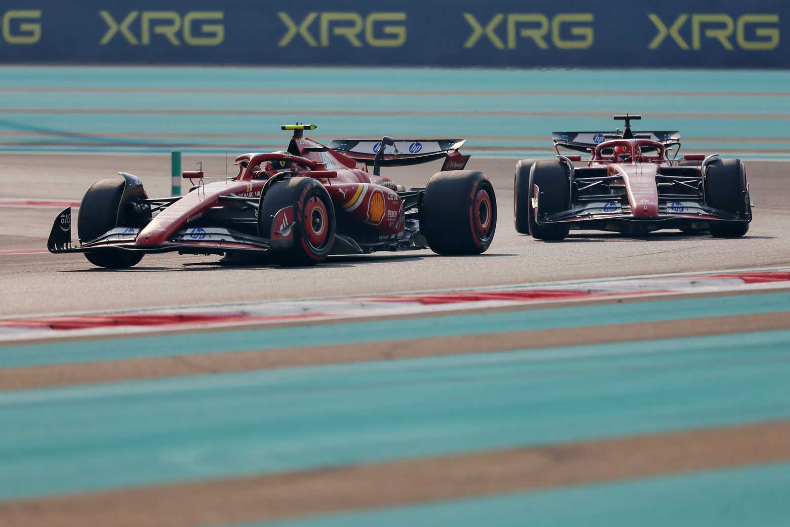 Charles Leclerc e Arthur Leclerc alla guida della Ferrari SF24 durante le prove libere del GP di Formula 1 di Abu Dhabi