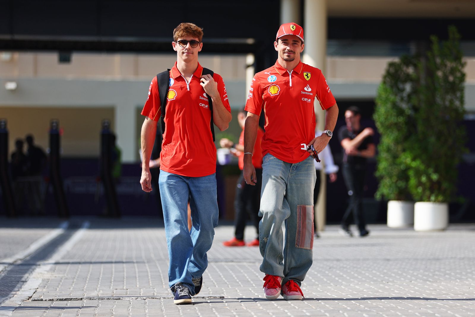 Charles e Arthur Leclerc nel paddock per GP di Abu Dhabi a Yas Marina