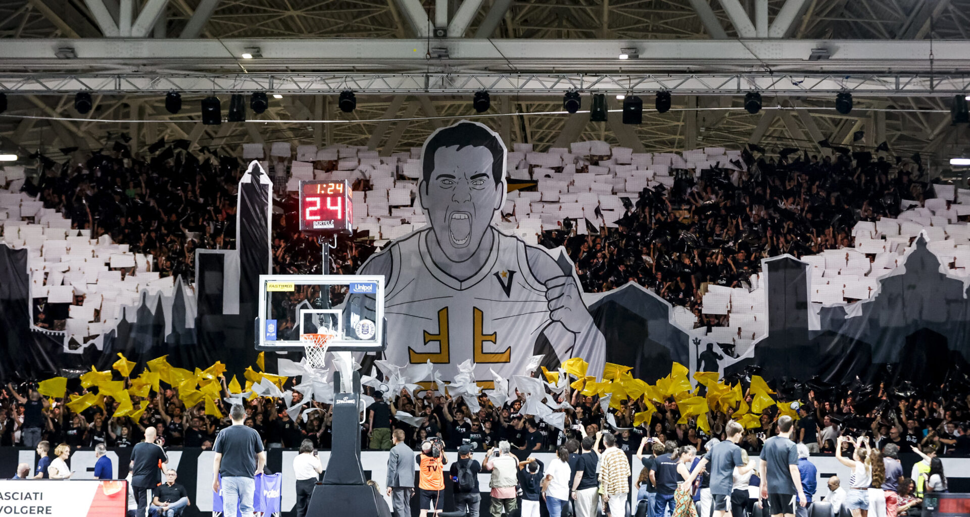 “È tutto tuo, Achi”: la Virtus Bologna vince per Polonara lo scudetto numero 17