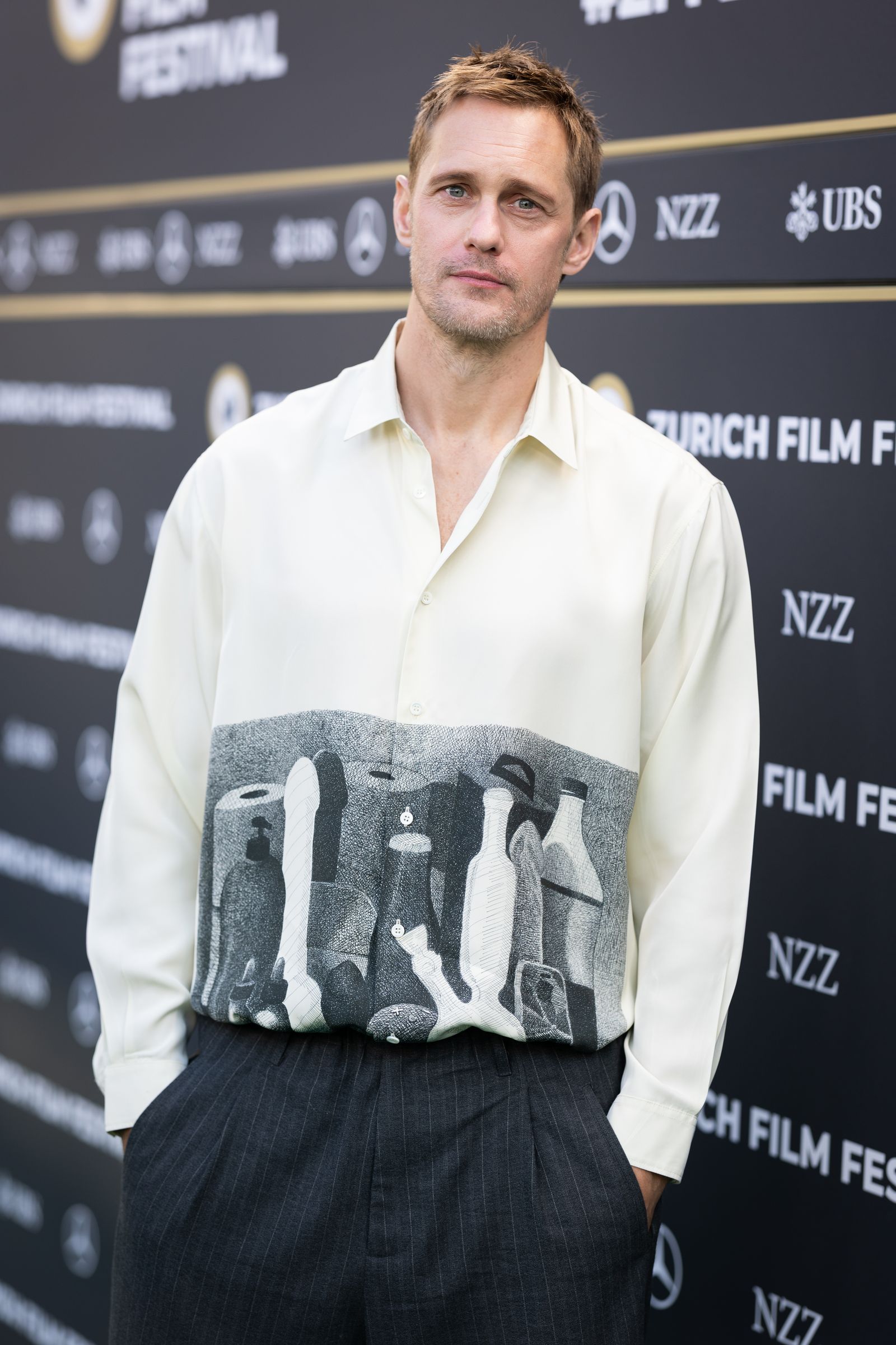 Alexander Skarsgård indossa una camicia di Magliano.