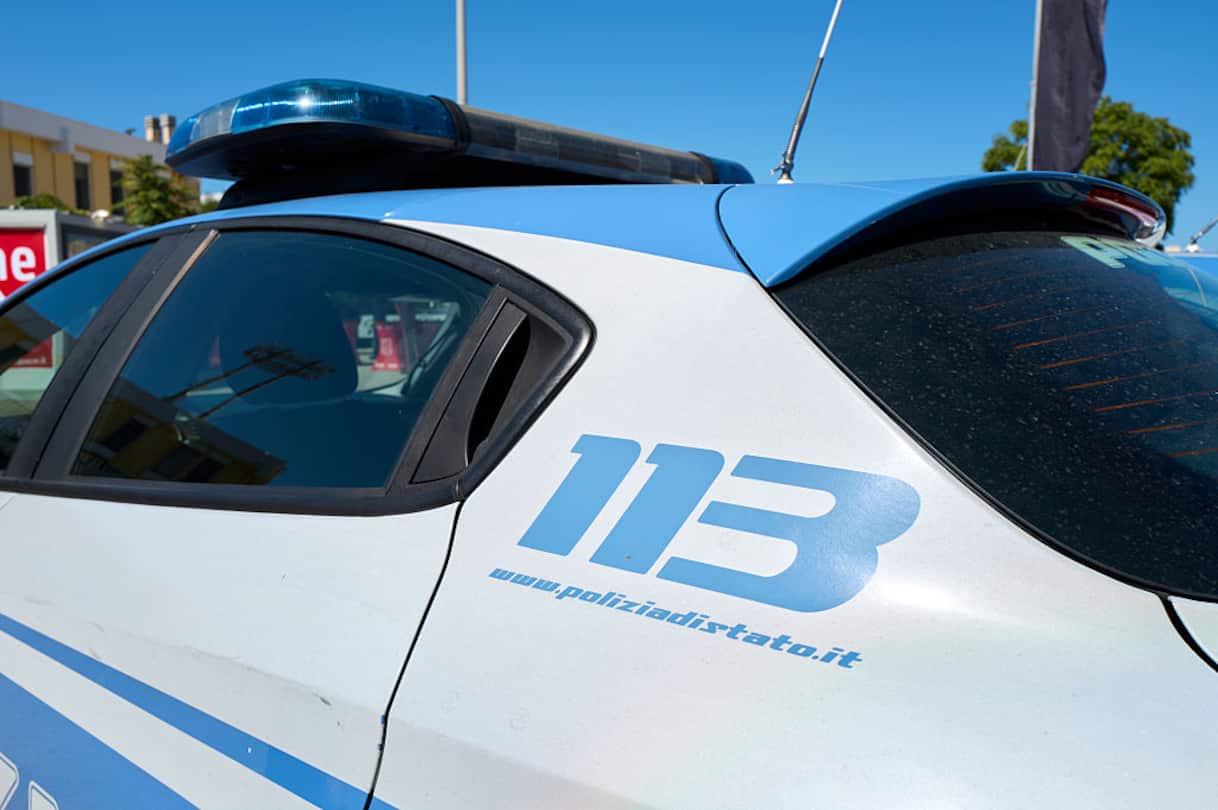 Milano, vicino di casa abusa di due minori adescandoli con merende e PlayStation. Arrestato 67enne