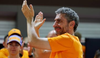 Andrea Stella (team principal McLaren) durante i festeggiamenti per il titolo costruttori a Singapore 2025 - Foto: Getty Images