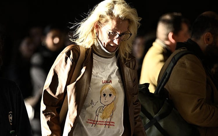 La mamma della piccola Lola in tribunale il 17 ottobre per l'inizio del processo concluso oggi con la sentenza all'ergastolo Delphine Daviet (R), mother of Lola, arrives at the Paris Assize Court for the trial of Dahbia Benkired, accused of raping, torturing, and killing Lola Daviet, a 12-year-old girl, in 2022, on October 17, 2025. (Photo by JULIEN DE ROSA / AFP) (Photo by JULIEN DE ROSA/AFP via Getty Images)