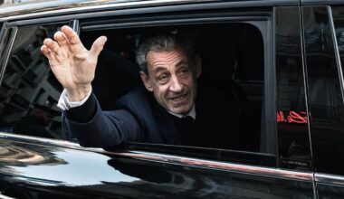 Sarkozy in carcere, prima notte in cella tra insulti e minacce degli altri detenuti