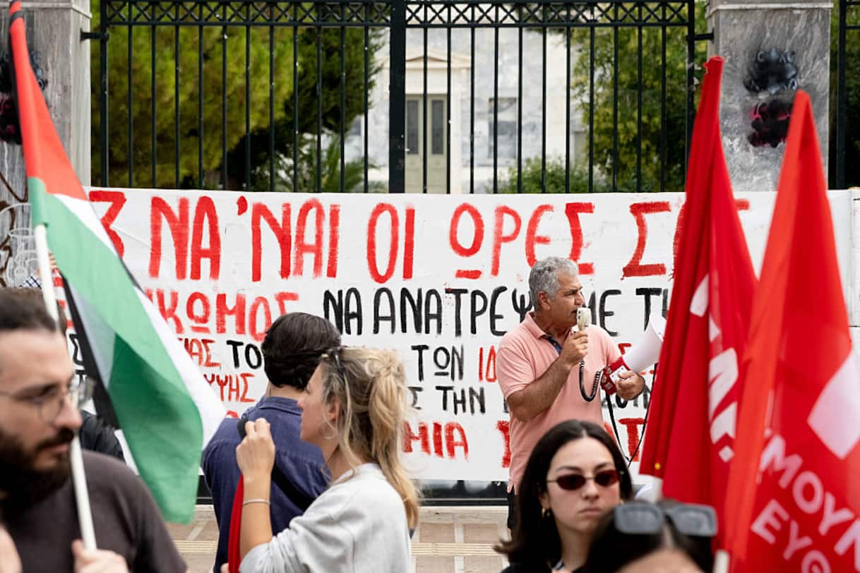 Il Parlamento greco approva legge su giornata di 13 ore: protesta opposizioni e sindacati