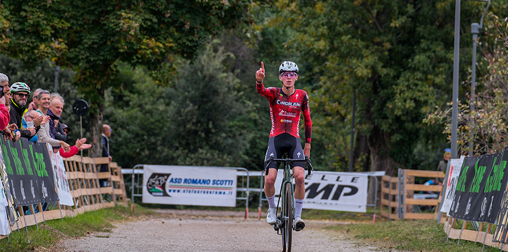 L'arrivo vittorioso di Grigolini, con 13" su Tommaso Cingolani e 18" su Dell'Oglio (foto Paletti)