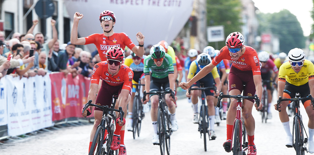 Uno sconsolato Grigolini al Giro del Medio Po, ripreso a 10 metri dal traguardo