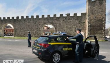 Shopping e viaggi invece di assistere i familiari disabili: denunciati per truffa due dirigenti medici della Asl di Rieti
