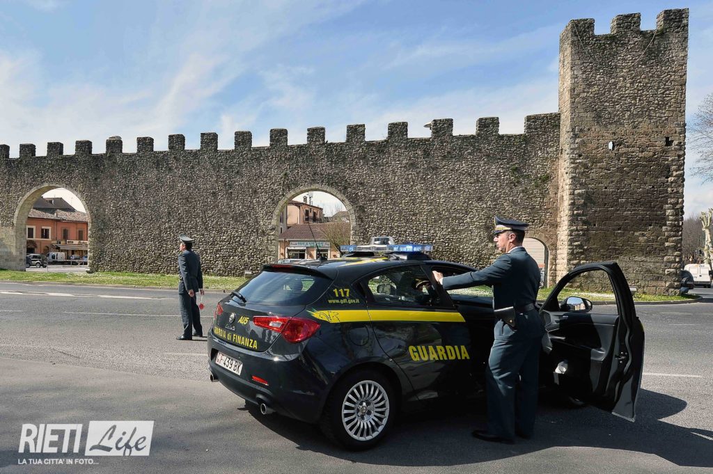 Shopping e viaggi invece di assistere i familiari disabili: denunciati per truffa due dirigenti medici della Asl di Rieti