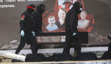 Le richieste di Hamas a Israele per i negoziati in Egitto. "Iniziato il recupero dei corpi degli ostaggi"