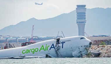 Hong Kong, aereo esce di pista durante l'atterraggio: due morti